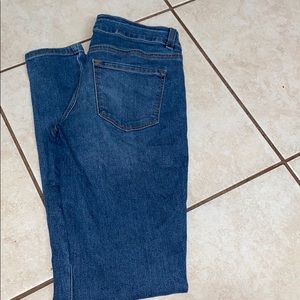 Blue jeans with distress on the knee